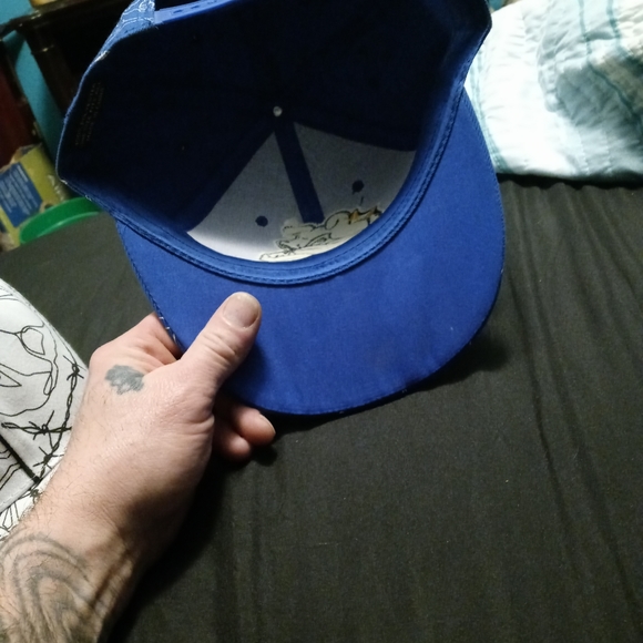 A blue bulldog hat - Picture 3 of 3